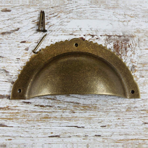 Antique brass shell-shaped furniture or drawer handle