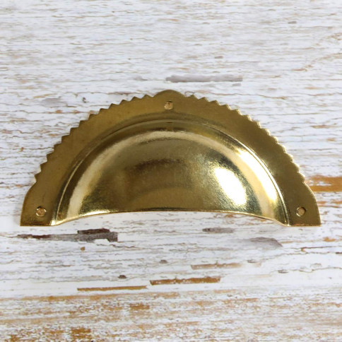 Alvina handle in natural brass in the shape of a shell for a cabinet or drawer