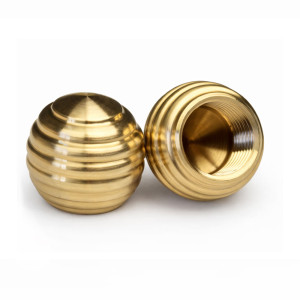 Boule en laiton nervuré...