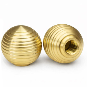 Boule en laiton nervuré...